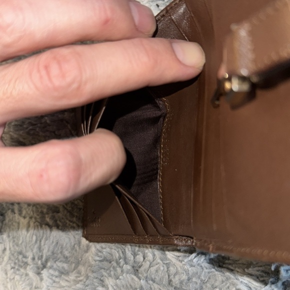 Women’s or Men's Gucci GG monogram canvas Key locking hardware Bi-Fold wallet! - Picture 15 of 17